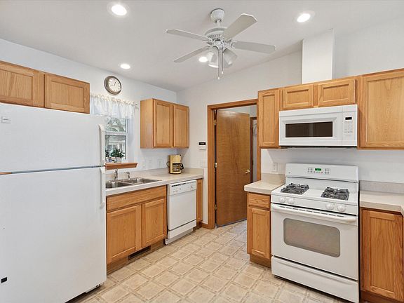 4th image of 522 B Ave