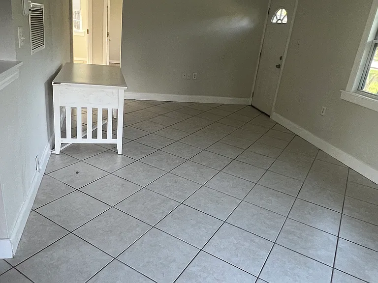 4481 Crestwood Dr N — Photo 4