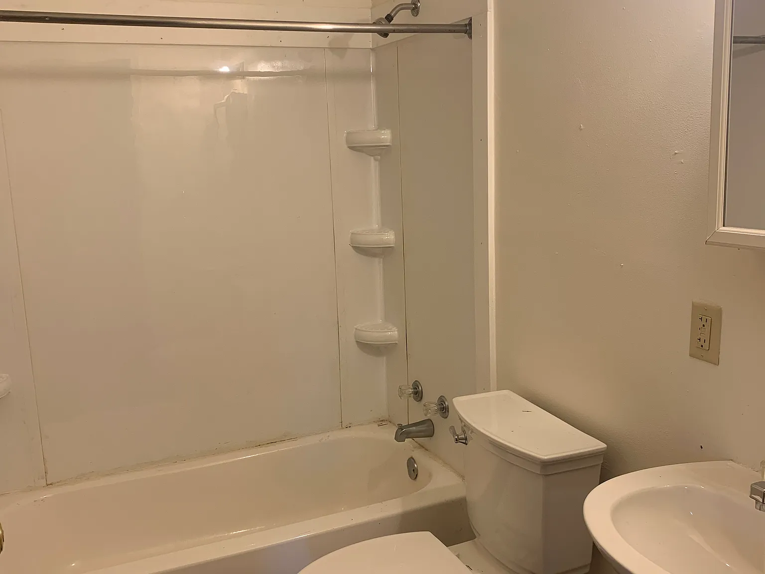 4 bed, 1300 sqft, $1,350 — Photo 3