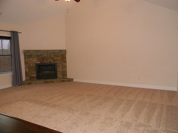 5th image of 235 Tulip Dr