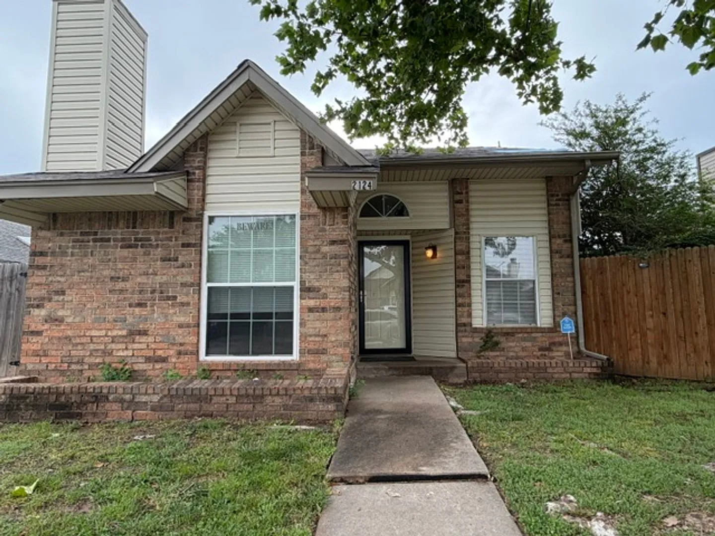 Adorable cottage style three bed, two bath, two car garage home in Moore Schools! — Photo 1