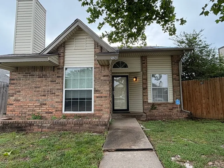 2124 Lonnie Ln — Photo 1