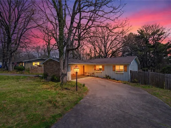 2018 N Austin Dr, Fayetteville, AR 72703