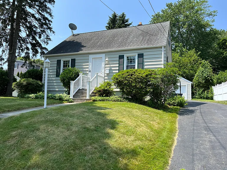 48 Spring Ln — Photo 2