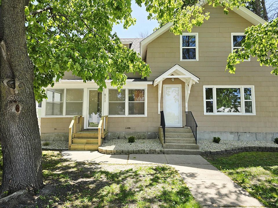 1st image of 812 2nd Ave NE