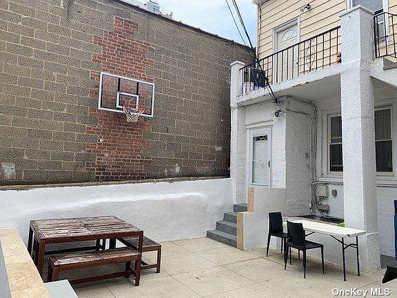 3rd image of 3909 Crescent St