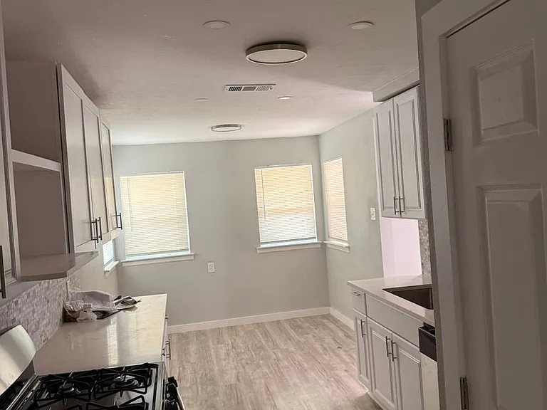 1120 Misty Glen Ln — Photo 2