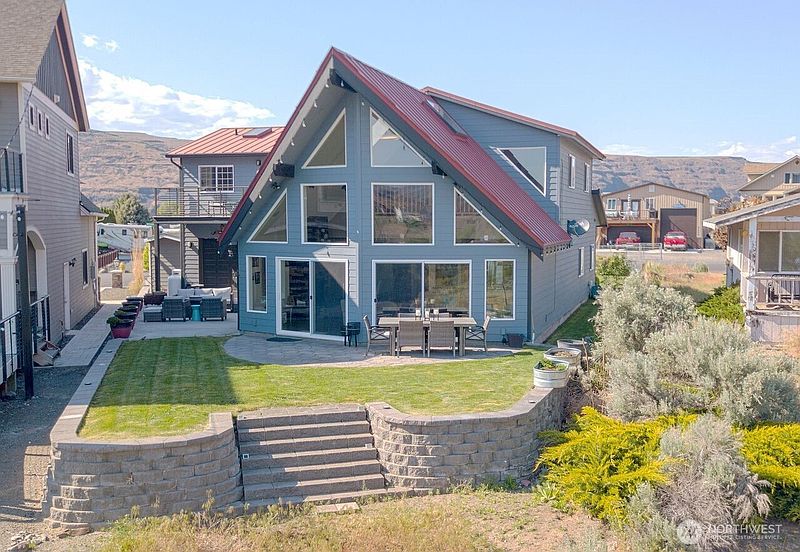 4th image of 25053 SW Wanapum Street