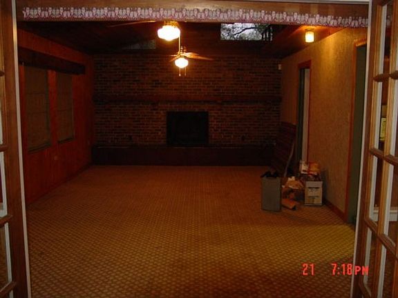 LIVINGROOM W/FIRE PL