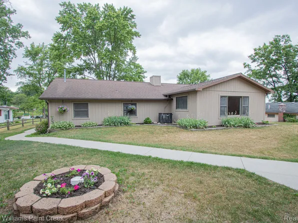 1027 Lakeshore Dr, Columbiaville, MI 48421