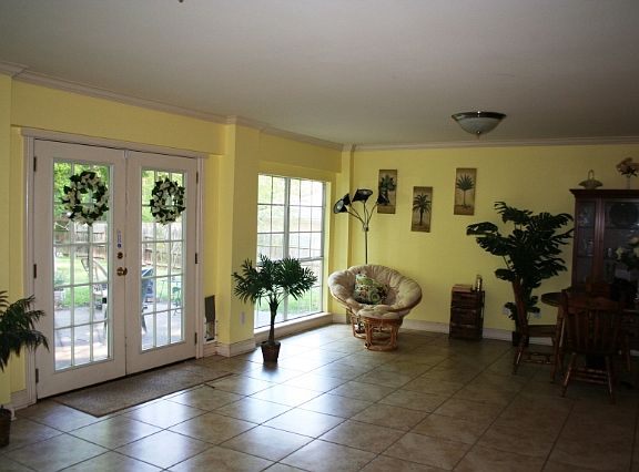 4th image of 918 Japonica Ln