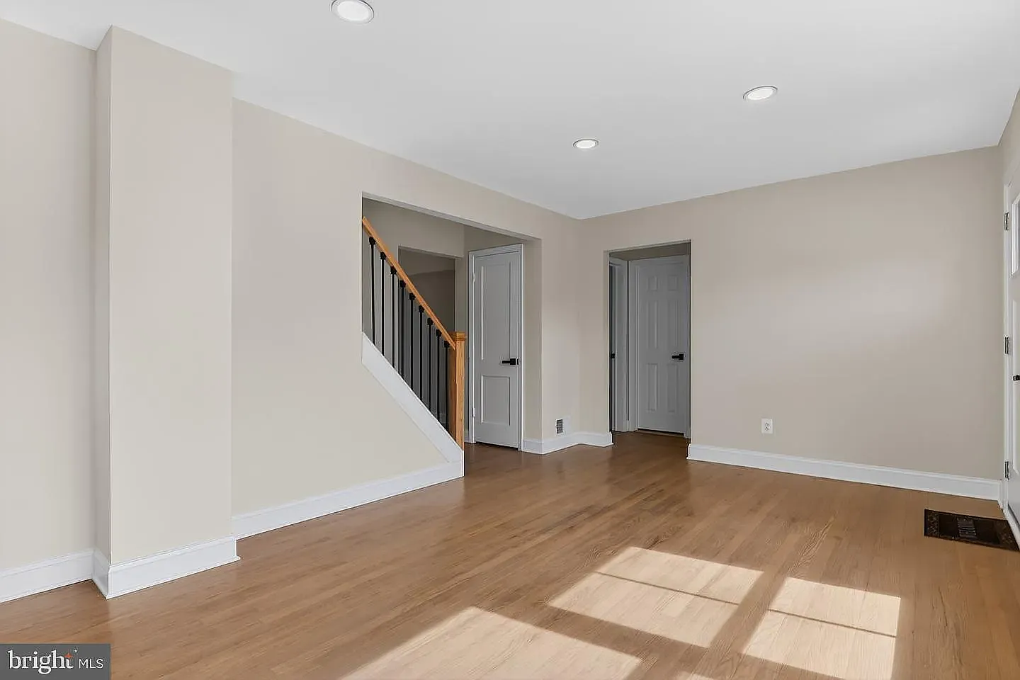 6 bed, 2166 sqft, $3,800 — Photo 2