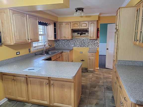 4th image of 736 Violet Ln