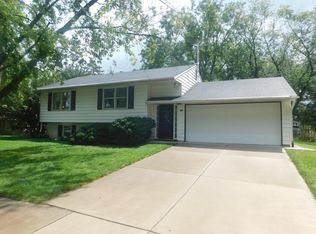 787 Beechwood Rd, Buffalo Grove, IL 60089