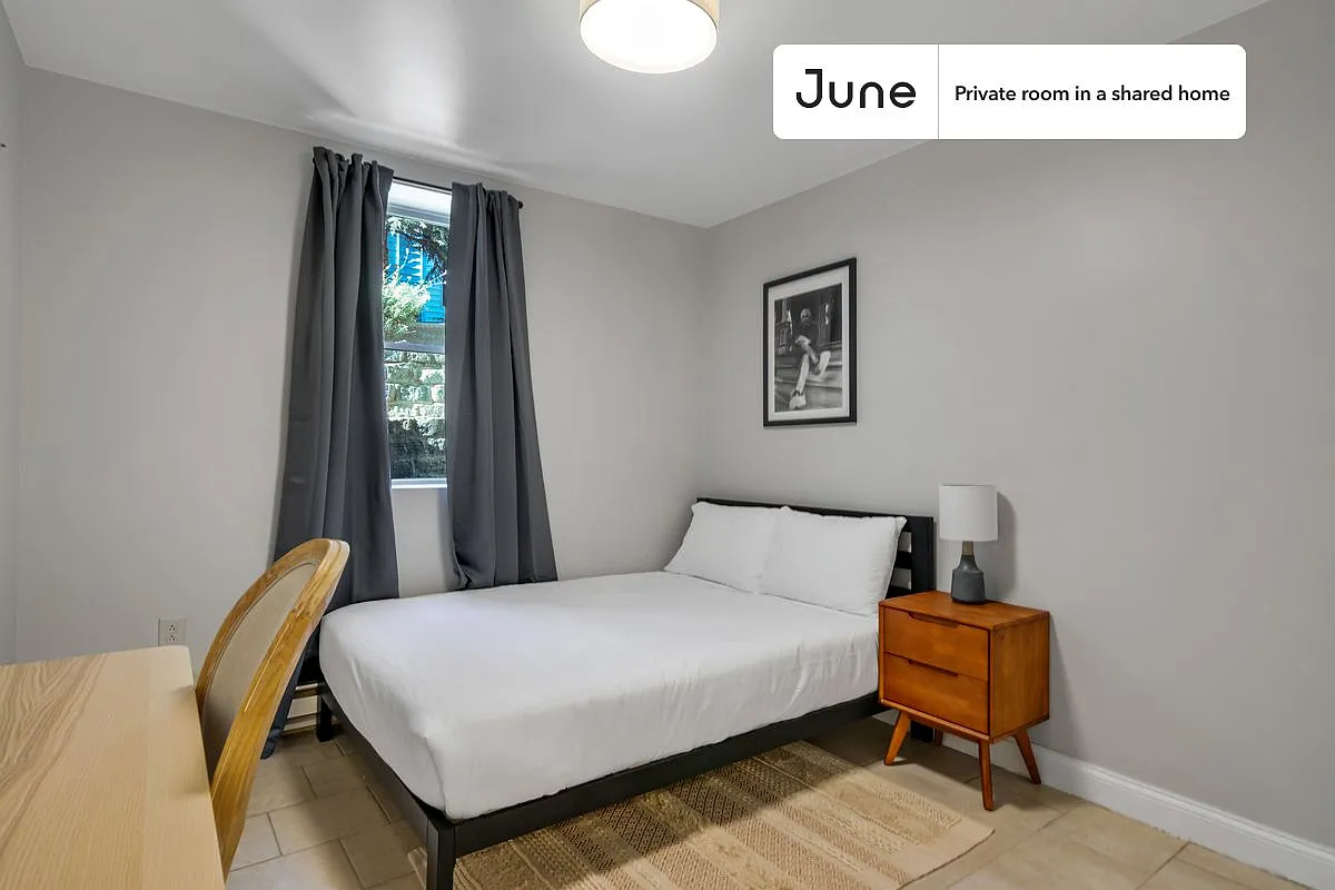 Queen bedroom in 5 bed/2.5 bath home in Roxbury #773 D — Photo 1