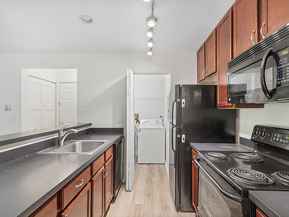 3rd image of 104 Glengarry Dr APT 206