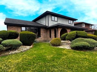10749 S Meadow Ln, Palos Hills, IL 60465