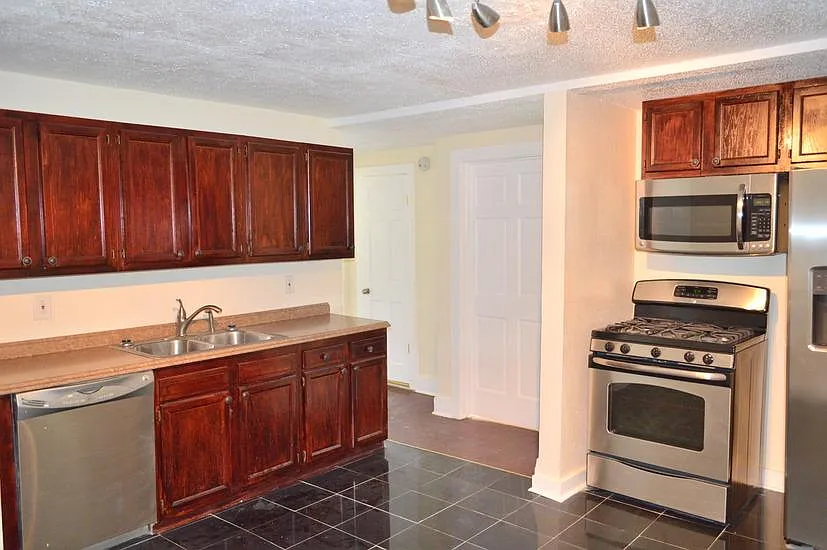 3 bed, $2,025 — Photo 4