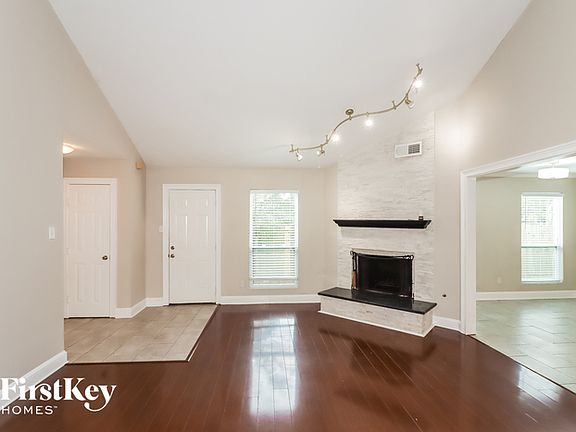 4th image of 11924 Lakewood West Dr
