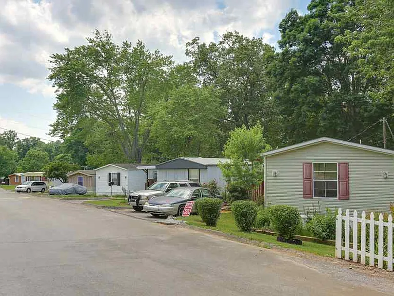 807 Eastwood Cir — Photo 3