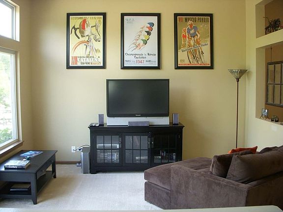Family room w/volume ceilings & transom windows!