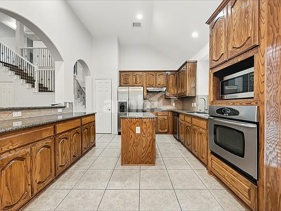 3rd image of 808 Warwick Ct