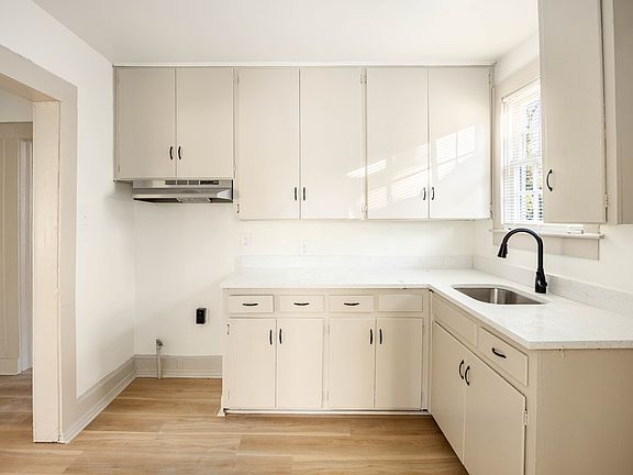 4th image of 2429 Bell St