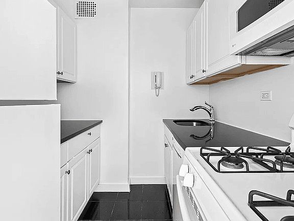 3rd image of 411 E 53rd St APT 10G