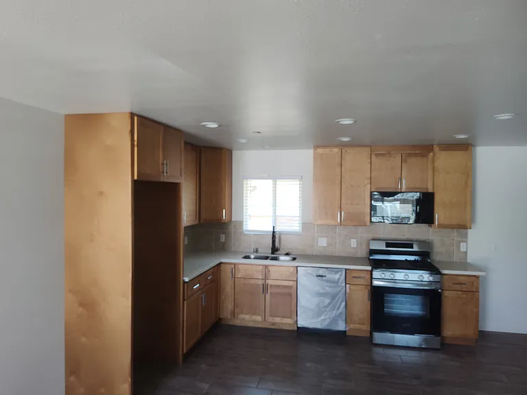 2098 Poplar St #A/B — Photo 3
