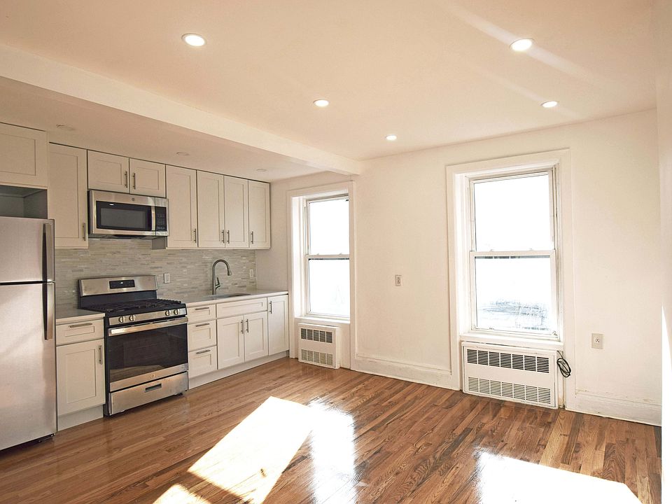 1st image of 670 De Graw St #2