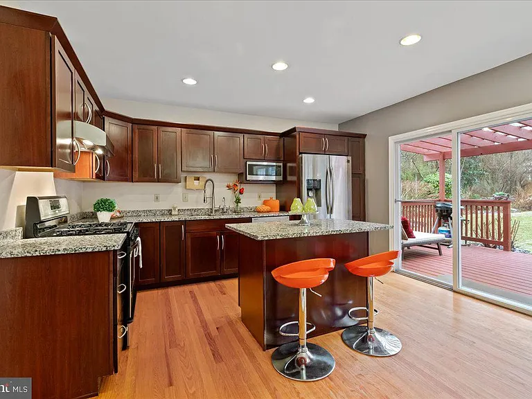 394 Franklin Ave — Photo 9