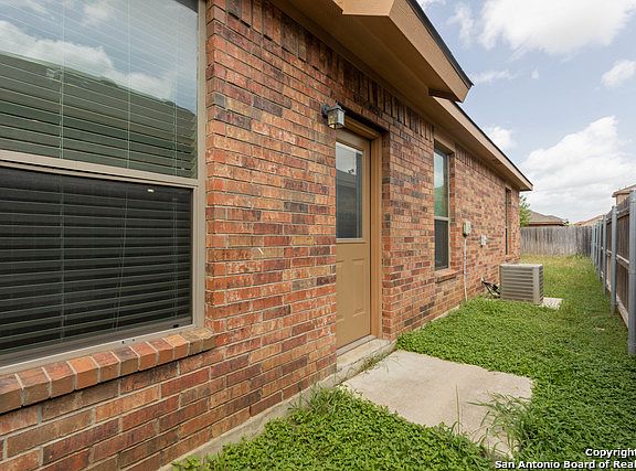 3rd image of 565 Creekside Cir