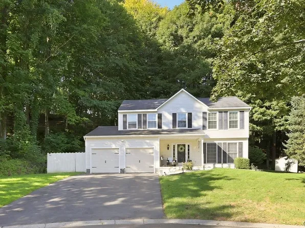 2 Chaucer Cir, Baldwinsville, NY 13027
