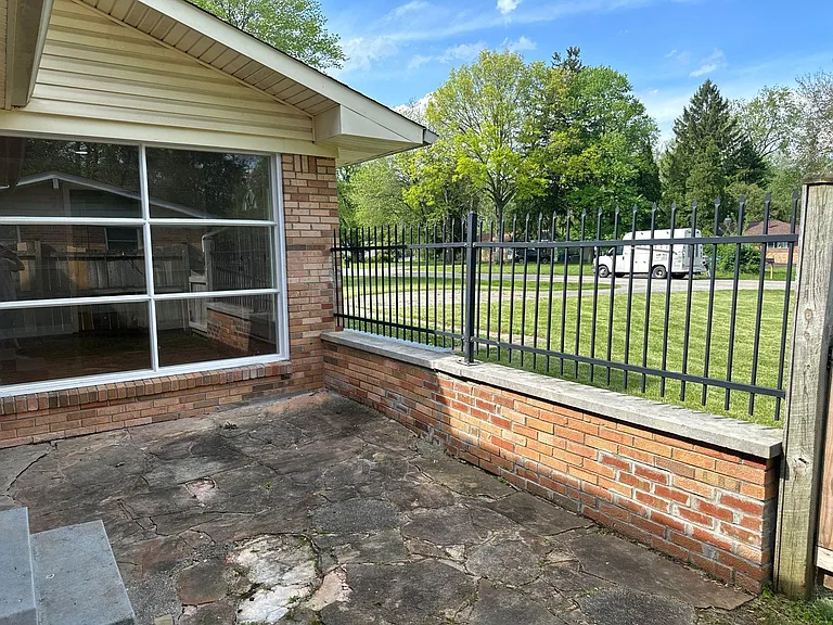 1370 Farley Dr — Photo 16