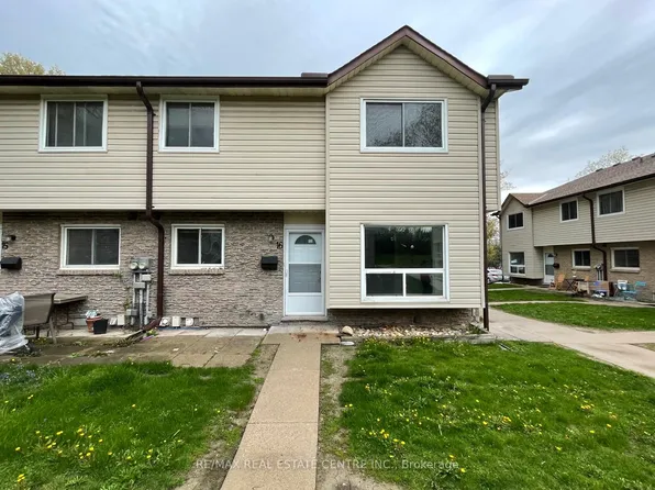 453 Albert St #16, Waterloo, ON N2L 5A7