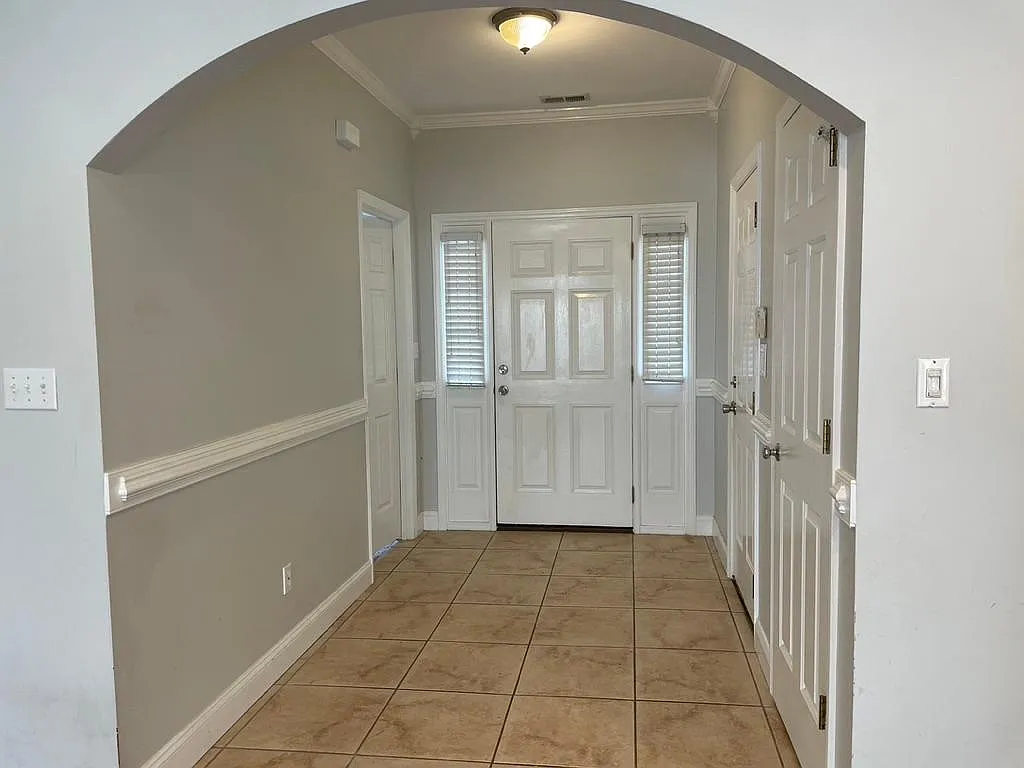 414 Raynor Dr — Photo 4