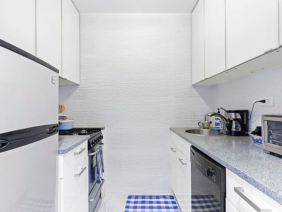 4th image of 157 E 72nd St APT 11E