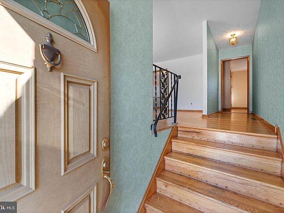 4th image of 2423 W Parris Dr