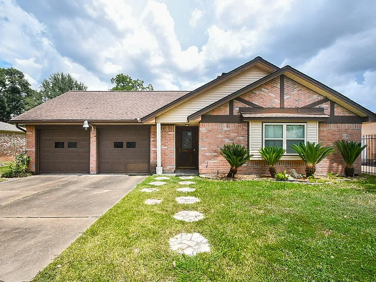 11915 N Hanworth Dr — Photo 1