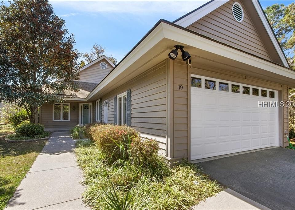 1st image of 19 Royal Pointe Dr