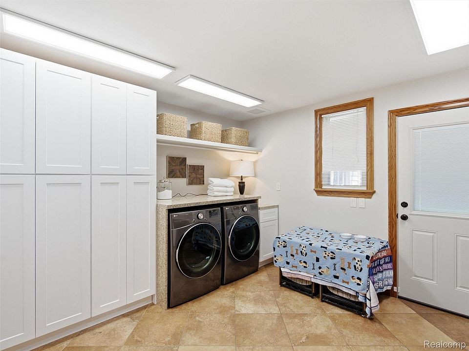1010 Genesee Dr, photo 24