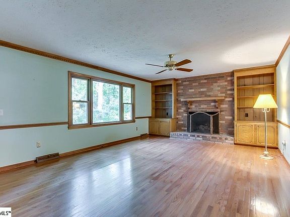 Masonry Fireplace w/ Gas Logs