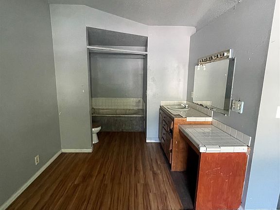 3rd image of 407 S Vandalia Ave