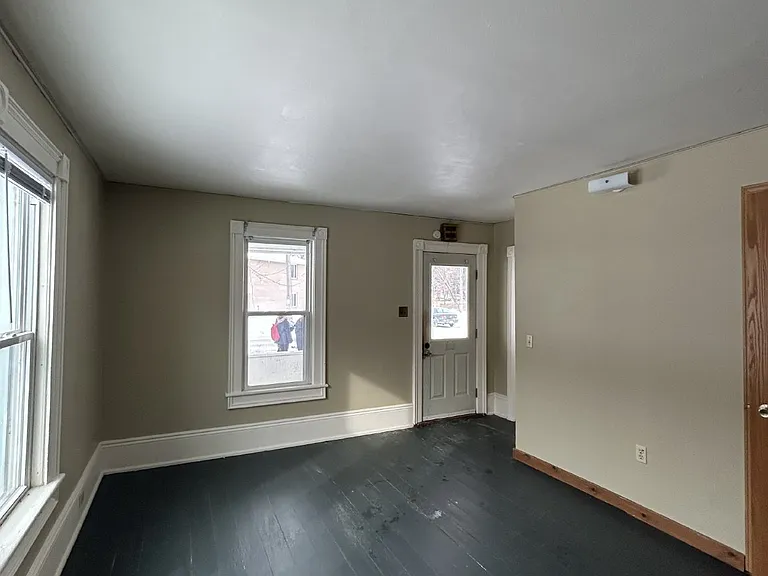 225 10th Ave — Photo 3
