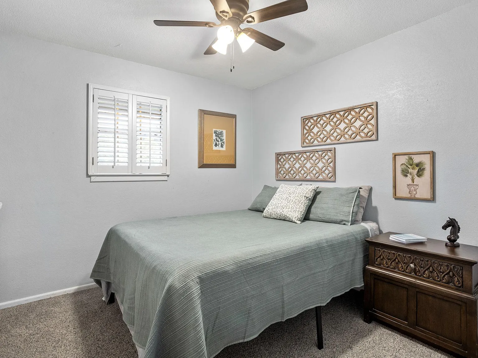 4 bed, 3.0 bath, 2800 sqft, $784 — Photo 1