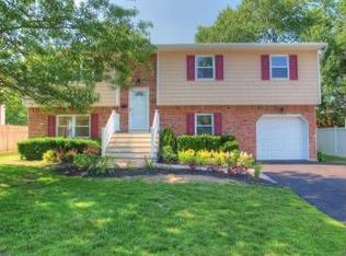 7 Elizabeth Pl, West Islip, NY 11795