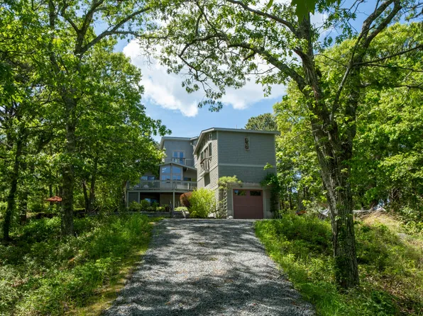 26 Box Turtle Ln, Oak Bluffs, MA 02557