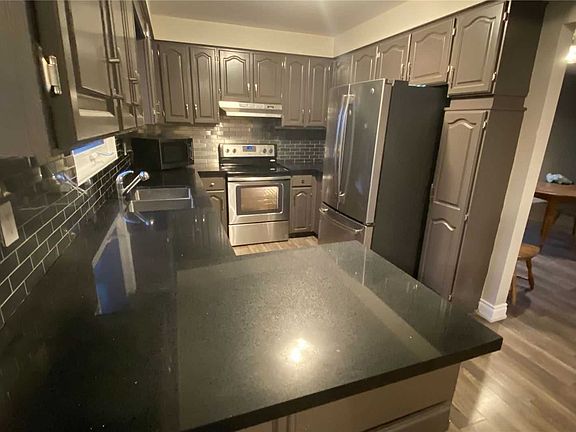 5th image of 39 Camrose Dr