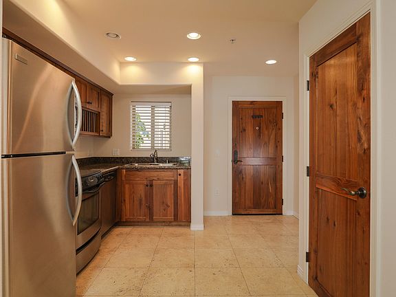 4th image of 801 W Hawthorn St Unit 207