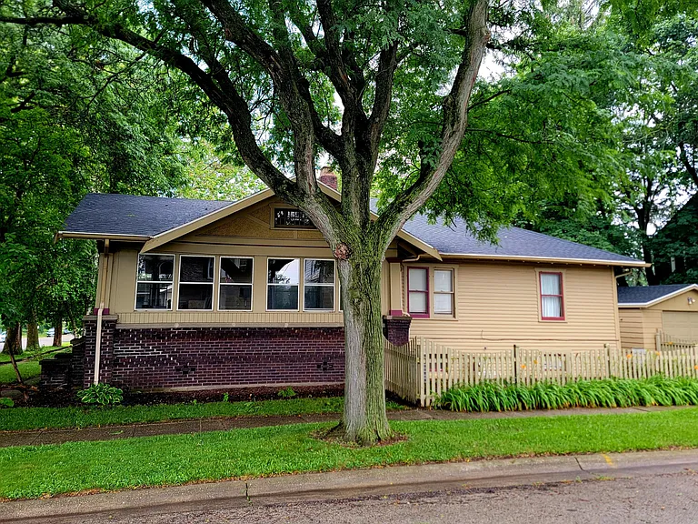 326 Logan St — Photo 2